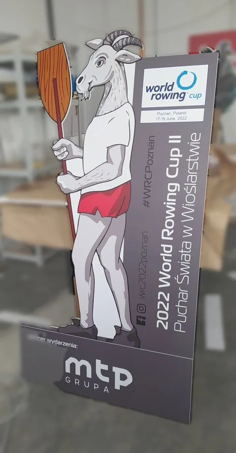 Maskotka regat z planszą informacyjną