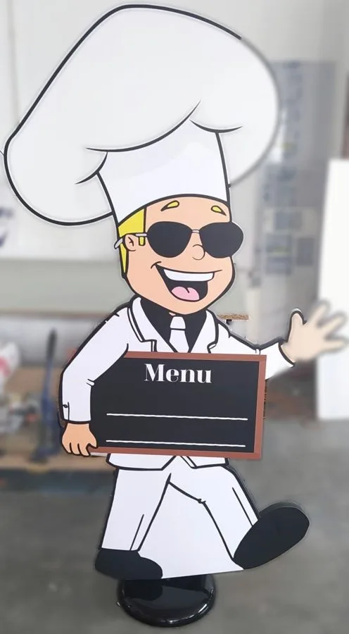 Kucharz z tablicą na menu dnia