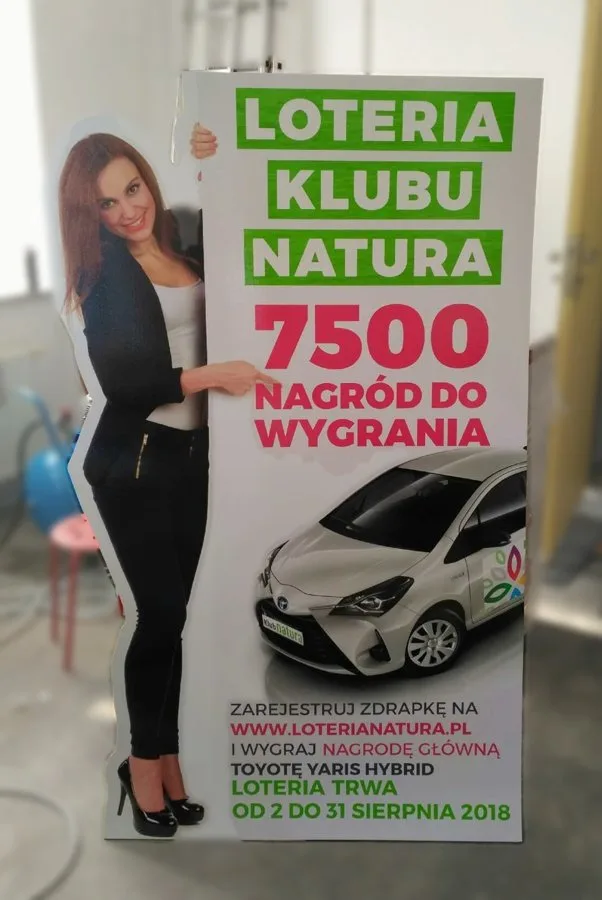 Postać z planszą promocyjną