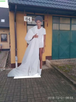 postać z kartonu biała kobieta